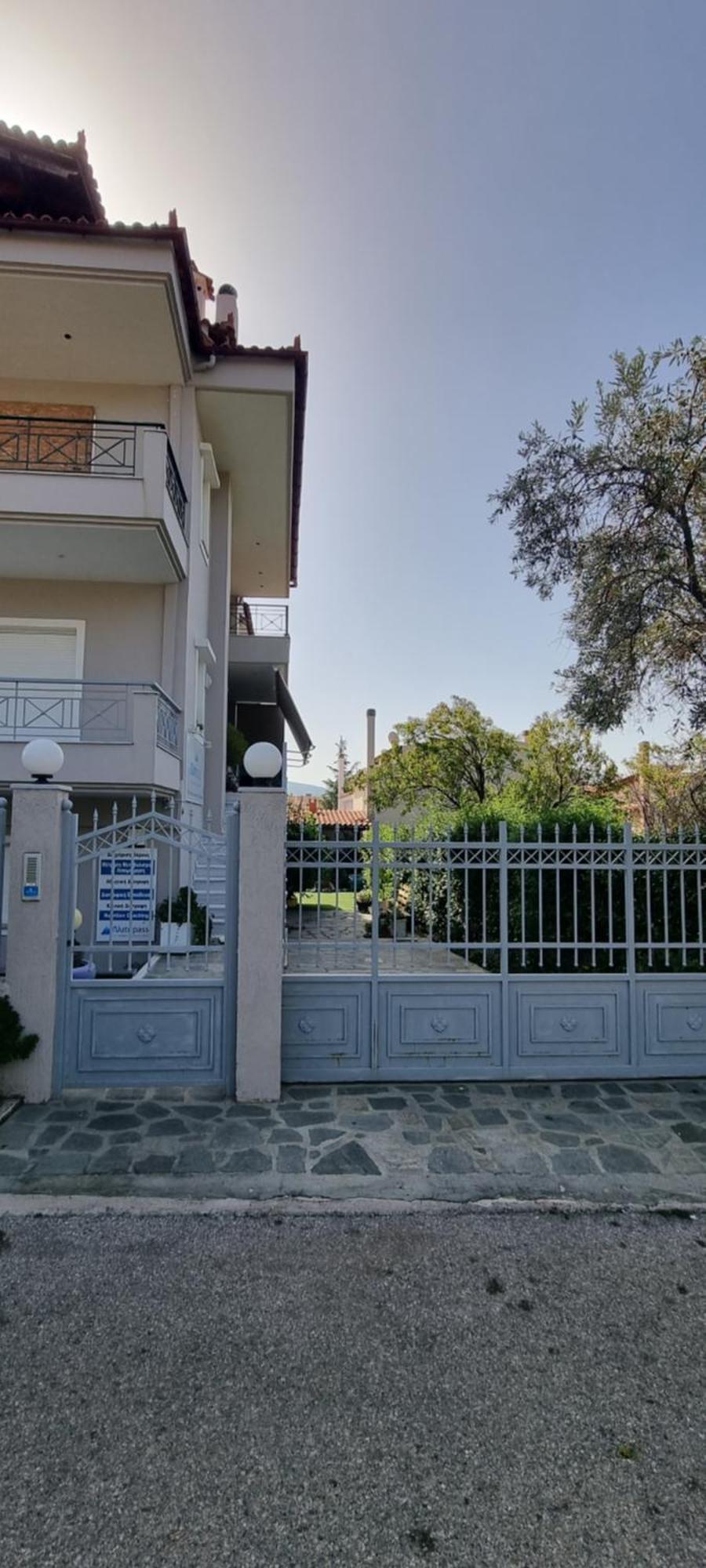μεγάλος χώρος με γυμναστήριο-χαμάμ-κρεβάτι-γραφείο